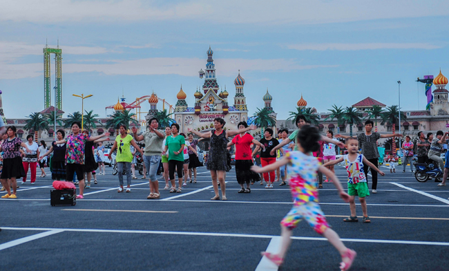 乐华欢乐世界门前，村民开展文化娱乐活动